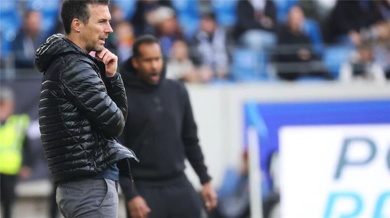 Düsseldorf gewinnt nach 0:2 noch 3:2 in Karlsruhe KSC-Trainer Christian Eichner (l) steht am Spielfeldrand.