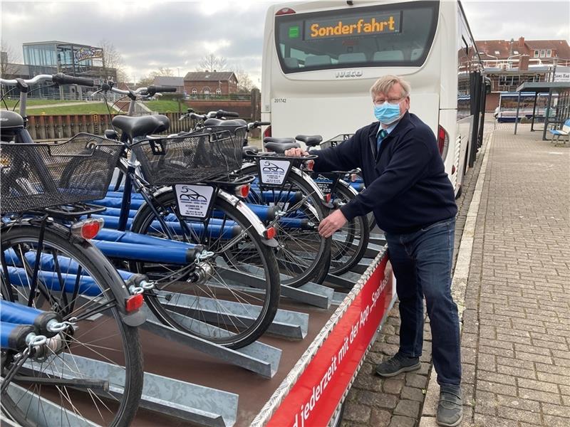 KVG-Busfahrer Wolfgang Häusler gehört zum Team des Elbe-Radwanderbusses. Foto: Vasel