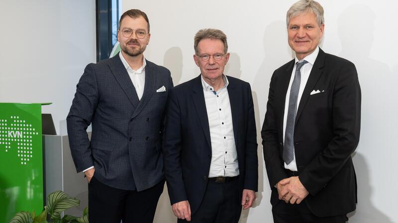 KVN-Geschäftsführer Sören Rievers (von links), Professor Norbert Roeder und Dr. Stephan Brune, Vorsitzender des KVN-Bezirksausschusses Stade.