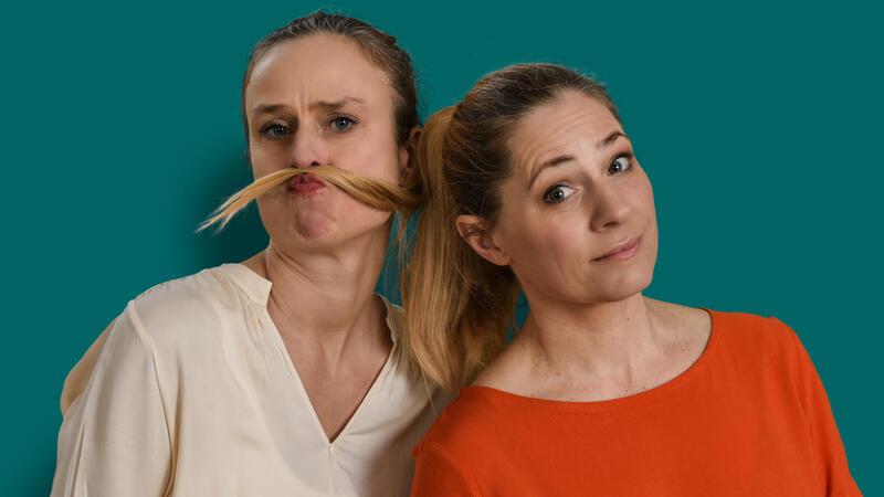 Kabarett-Theater „Frauen an der Steuer“: Steuerkunststück im Kulturforum Kabarett-Theater „Frauen an der Steuer“: Steuerkunststück mit Judith Jakob und Melanie Haupt.