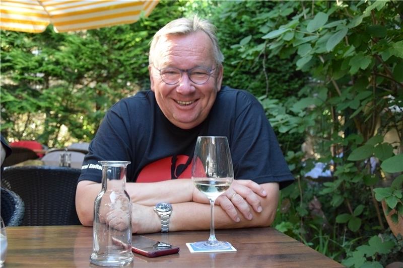 Kabarettist Bernd Stelter genießt vor der Show im Stadeum noch eine Fischplatte und eine Weißweinschorle im Steakhouse. Foto Albus