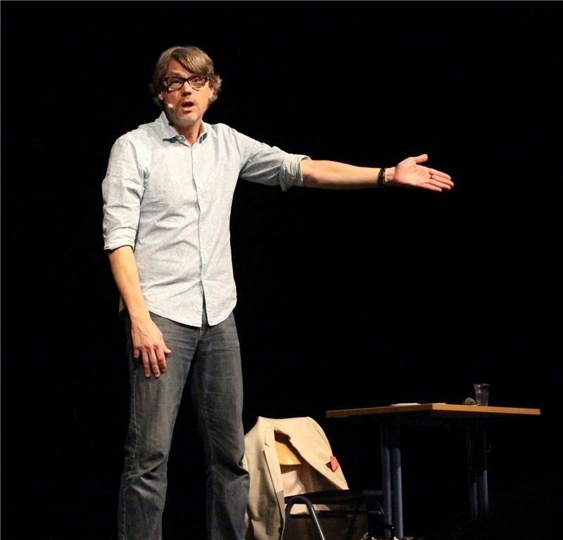 Kabarettist Christoph Sieber bei seinem Auftritt auf der Halepaghen-Bühne. Foto: Frank