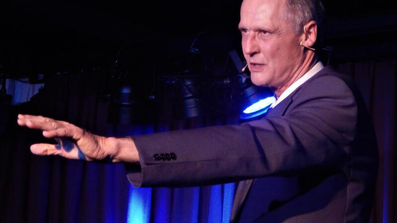 „Reiner Kröhnerts ER“ tritt in der Stader Seminarturnhalle auf Kabarettist Reiner Kröhnert mit einer Parodie als Klaus Kinski.