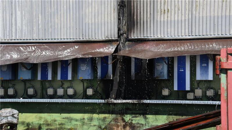 Photovoltaik-Anlage an Otterndorfer Halle steht in Flammen Kabelbrand an der Produktionshalle: Einer der zentralen Kabelstränge nimmt gehörigen Schaden.