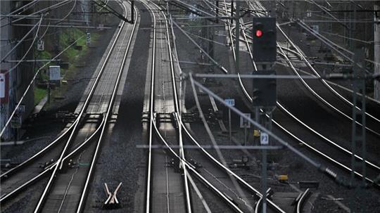 Kabeldiebe haben den Zugverkehr in Teilen des Ruhrgebiets und im Norden Nordrhein-Westfalens über Stunden lahmgelegt.
