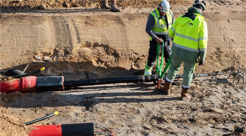 Erste Arbeiten in Kutenholz: Mega-Trasse Suedlink erreicht den Landkreis Kabeleinzug an der Baustelle: Die roten Leerrohre nehmen die Kabel von Suedlink auf.