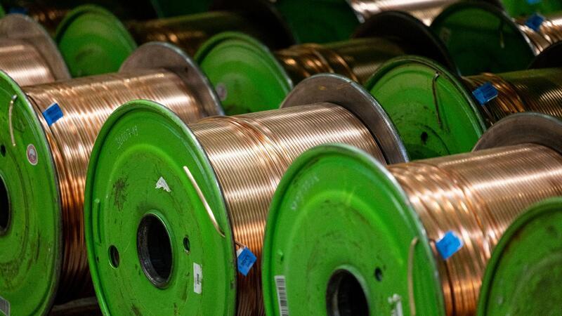 Kabeltrommeln mit aufgespultem Kupferkabel: In der Eurozone sind sind die Preise auf Herstellerebene deutlich gesunken.