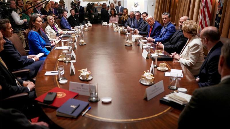 Trumps Kabinett der Schmeichler Kabinettssitzungen der besonderen Art