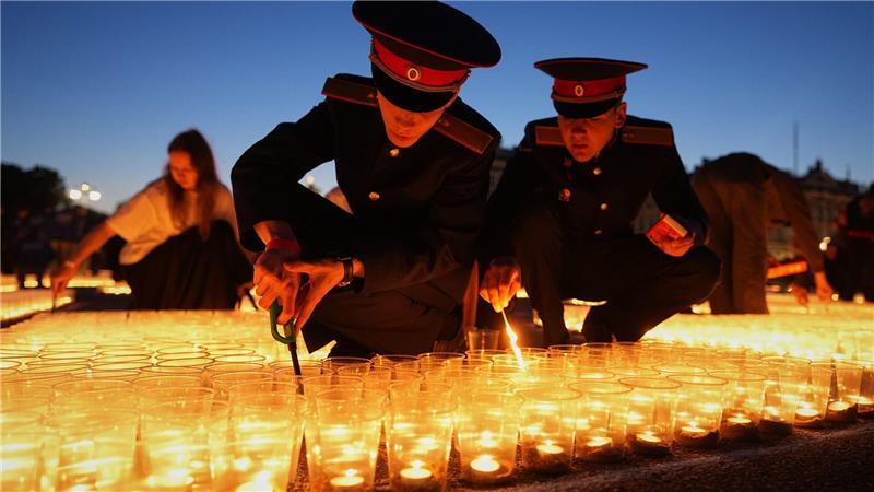 Kadetten zünden auf dem Palastplatz in St. Petersburg Kerzen an, um des 85. Jahrestags des Einmarsches Nazi-Deutschlands in die Sowjetunion während des Zweiten Weltkriegs zu gedenken.
