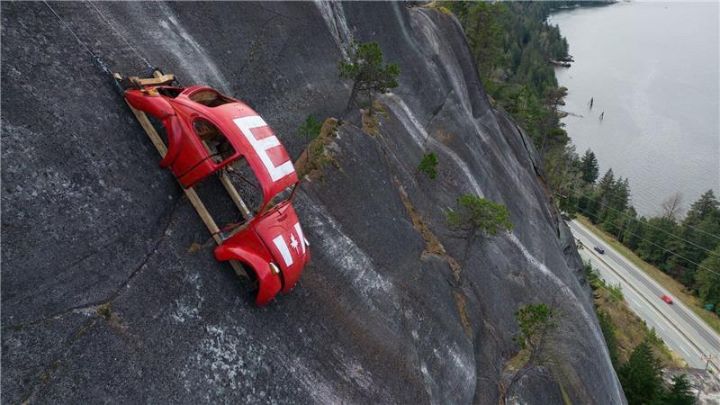 Käfer-Karosserie hängt über Sea-to-Sky Highway – University of British Columbia-Studententradition lebt weiter