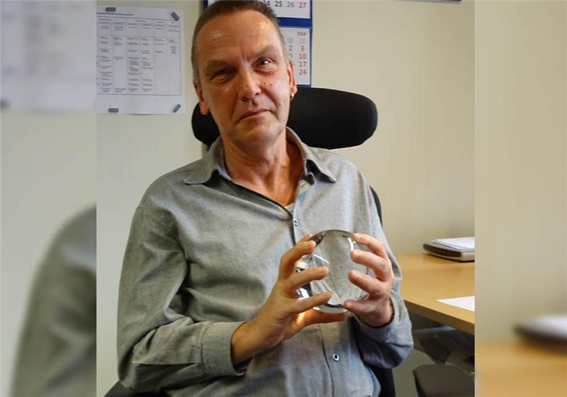 Kämmerer Peter Riebesell mit seiner Glaskugel für die Finanzprognosen. Die hat der Verwaltungsfachmann vor Jahren mit einem Augenzwinkern von seinen Kollegen geschenkt bekommen. Foto: Lepél