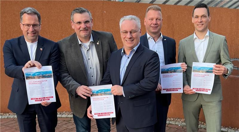 Stader Chemie-Park - ein Modell für die ganze Republik? Kämpfen für den Chemie-Standort Stade (von links): Landrat Kai Seefried, Oliver Elsen (AOS), Projekt-Koordinator Stephan Engel, Sascha Noormann (Dow) und Landkreis-Wirtschaftsförderer Matthias Reichert.