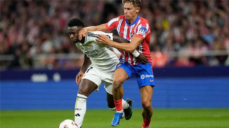 XXL-Unterbrechung in Madrid - Fan-Wut gegen Courtois Kämpfen um den Sieg im Stadtderby von Madrid: Reals Vinicius Junior (l) und Atleticos Marcos Llorente.