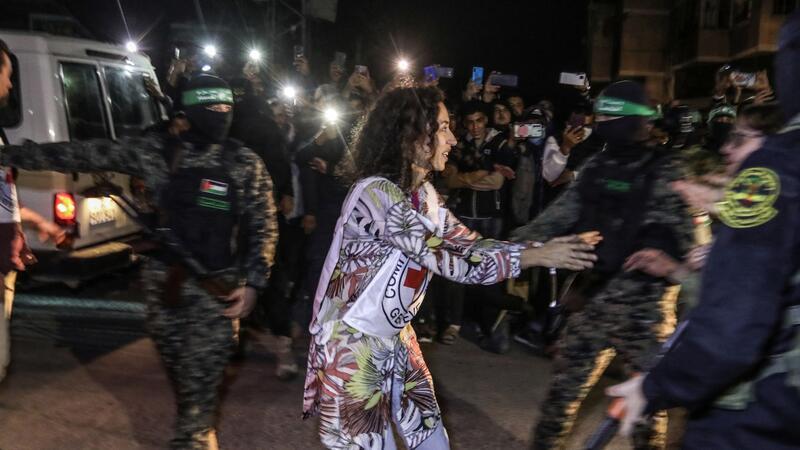 Gaza-Krieg: Hoffen auf längere Feuerpause Kämpfer der Hamas und des Islamischen Dschihad übergeben dem Roten Kreuz in Rafah freigelassene Geiseln.