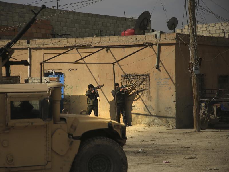 Kämpfer der kurdisch geführten Syrischen Demokratischen Kräfte mit Gewehren in der Nähe des Gweiran-Gefängnisses. Foto: Hogir Al Abdo/AP/dpa