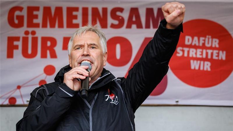 Metall-Tarifparteien ringen um Pilotabschluss am Montag Kämpft für deutliche Lohnerhöhungen: Bayerns IG-Metall-Chef Horst Ott. (Archivbild)