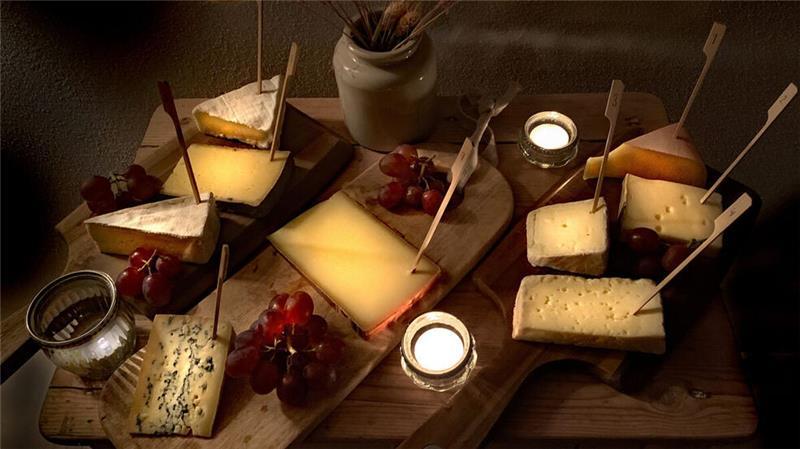 Käse ist nicht gleich Käse. Das wird bei der Online-Veranstaltung „Charity Cheese Tasting“ deutlich, die einmal im Jahr von Niko Raap und seinen Helfern organisiert wird.