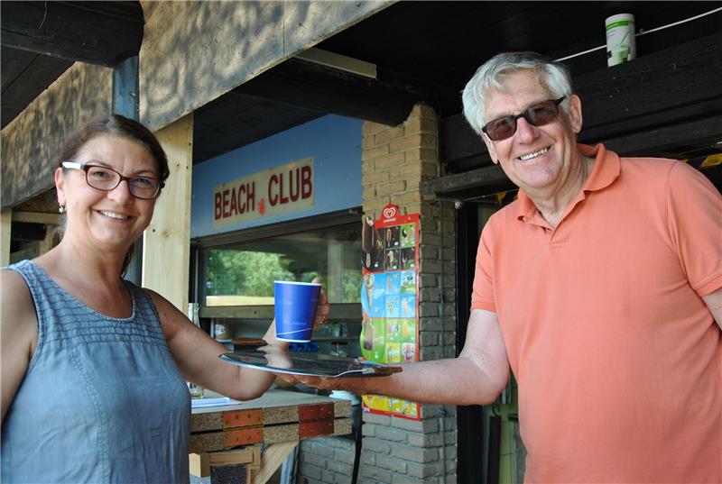 Kaffee gibt’s am „Beach Club“: Badesee-Pächter Klaus Dieter Kläre bedient Ulrike Diekmann aus Aspe.