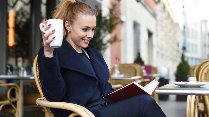 Kaffee macht uns wacher und leistungsfähiger.