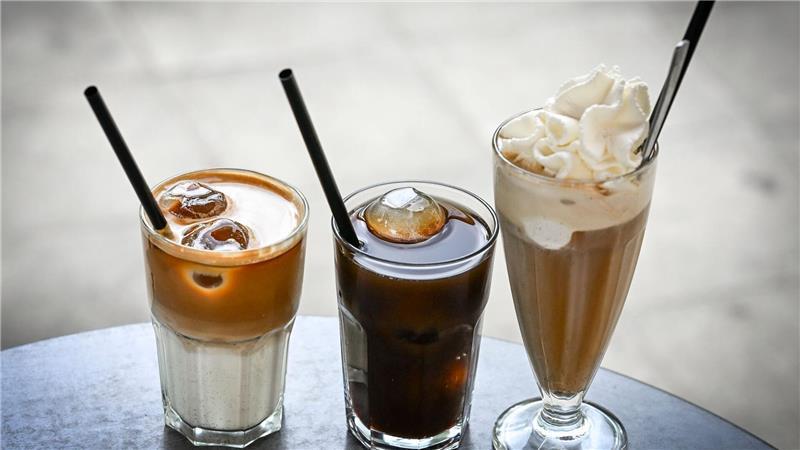 Kaffeekonzentrat kann man mit Milch oder Wasser verlängern und mit Eiswürfeln oder Sahne servieren - die Möglichkeiten sind vielfältig. (Archivbild)