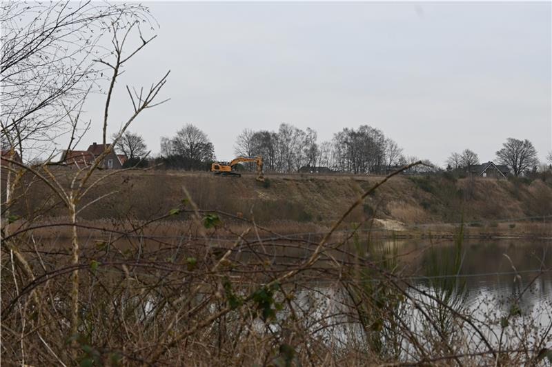 Aufregung um Baggersee in Nottensdorf: Bagger holzt die Gehölze ab Kahlschlag am Osthang des Baggersees am Schragenberg. Foto: Vasel