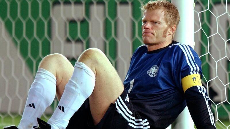Kimmich neuer DFB-Kapitän? Das ist die turbulente Geschichte der Binde Der damalige deutsche Torhüter und Kapitän Oliver Kahn sitzt am 30.06.2002 nach dem verlorenen WM-Endspiel gegen Brasilien deprimiert am Pfosten im International-Stadion in Yokohama (Japan).