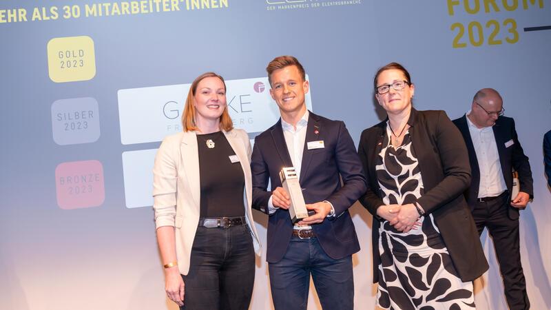 Gatzke-Freudenberg: Neue Betreiber übernehmen Familienunternehmen Kai Gatzke und Projektleiterin Christin Möller (links) bei der Preisverleihung.