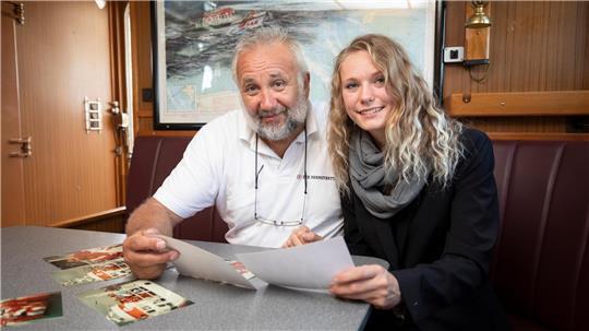 Kai Hettmann und Anna Börgmann schauen gemeinsam Fotos an, die nach der Geburt der jungen Frau entstanden sind. 