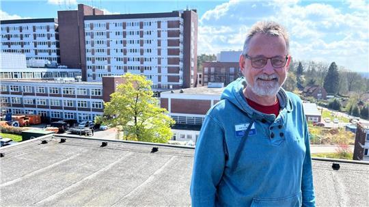 Kai Holm und ein Blick auf seinen Arbeitsplatz in den vergangenen vier Jahrzehnten.