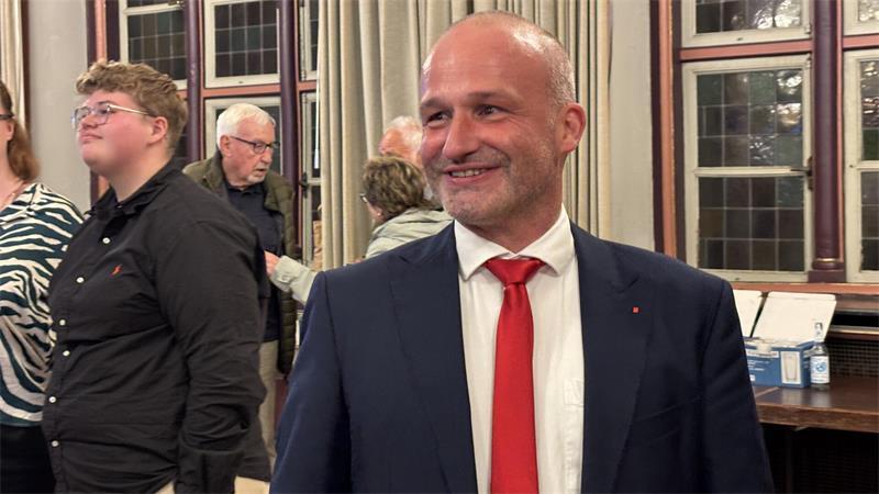 Stader Bürgermeister: Kai Koeser und Arne Kramer in der Stichwahl Kai Koeser (SPD) kam gut gelaunt zur Stimmauszählung im Stader Rathaus. Er liegt mit 34,6 Prozent knapp vor Arne Kramer (CDU).