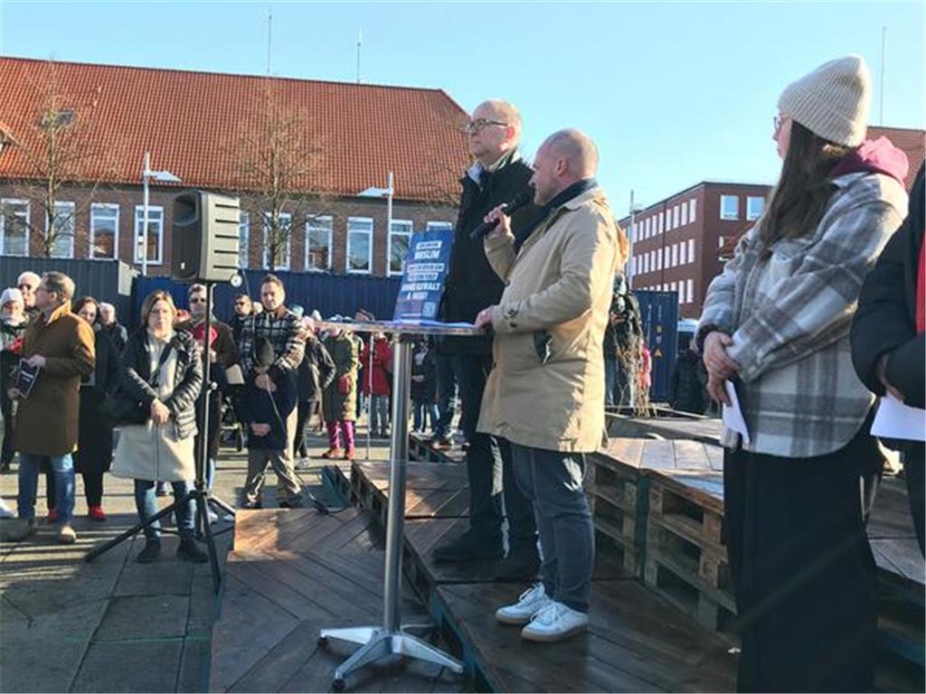 Kai Köser (Vorne) und Sönke Hartlef mahnten zu Geschlossenheit.