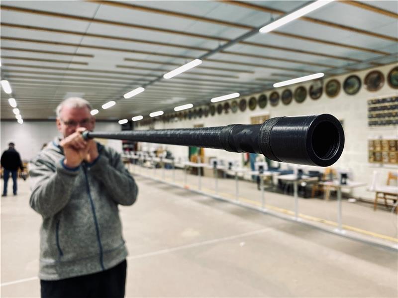 Blasrohrschießen in der Region auf dem Vormarsch Kai Malchow mit seinem 1,6 Meter langen Blasrohr - Marke Eigenbau. Fotos: Scholz
