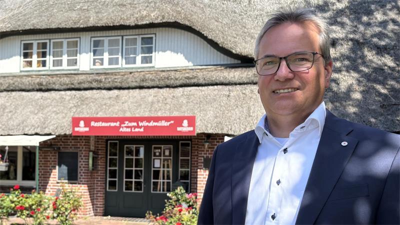 Schluss in Steinkirchen: Windmüller-Gastronomen werfen hin Kai Schulz, Geschäftsführer des DRK-Kreisverbandes Stade, vor dem Restaurant "Zum Windmüller" in Steinkirchen.