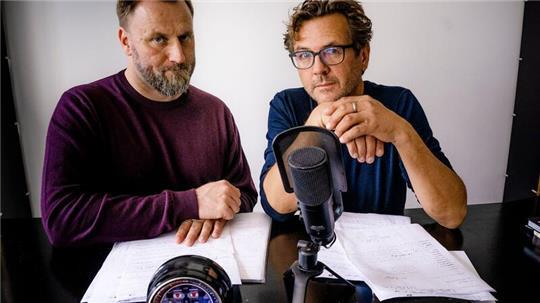 Kai Schwind (l) und Andreas Fröhlich treffen sich regelmäßig und reden über Hörspiel-Anekdoten.