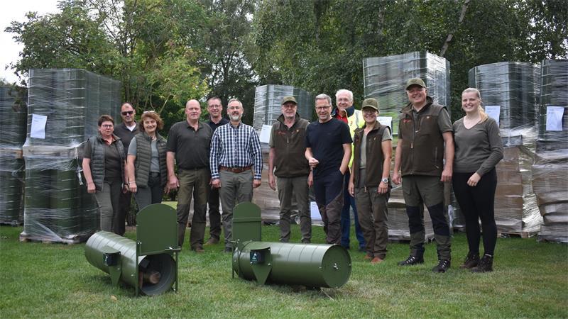 Kai Seefried (5.v.r.) übergibt die 200 Lebendfallen im Garten von Jens Hariefeld (2.v.r.) an die Kreisjägerschaft. Drohnen wie in den Niederlanden kommen hier bei der Nutria-Jagd noch nicht zum Einsatz.