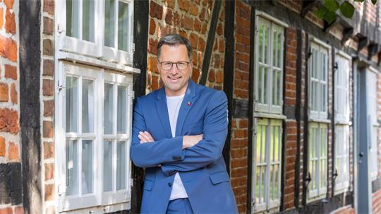 Kai Seefried (CDU) will Stader Landrat bleiben - und kommt am Montag, 24. August, in den Schützenhof nach Ahlerstedt.