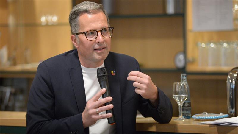 Kneipengespräch mit Kai Seefried: Antworten auf viele brennende Fragen Kai Seefried ist seit November 2021 Landrat des Landkreises Stade. Zuvor war er von Februar 2008 bis November 2021 Abgeordneter des Landtages.
