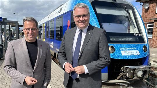 Kai Seefried (links) und Marco Prietz beim Treffen der Landräte aus Stade und Rotenburg. Kulisse ist der Bahnhof in Bremervörde. Hier sollen in zwei bis drei Jahren auch Züge nach Stade abfahren.