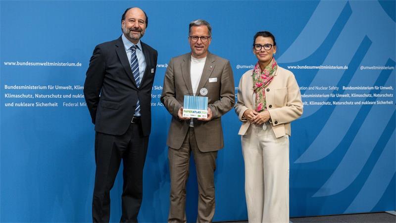 Bundesweiter Papieratlas: Landkreis Stade ist „Aufsteiger des Jahres“ Kai Seefried nahm den Preis von Marc Gebauer (Sprecher der Initiative Pro Recyclingpapier, links) und der Parlamentarischen Staatssekretärin Rita Schwarzelühr-Sutter entgegen.