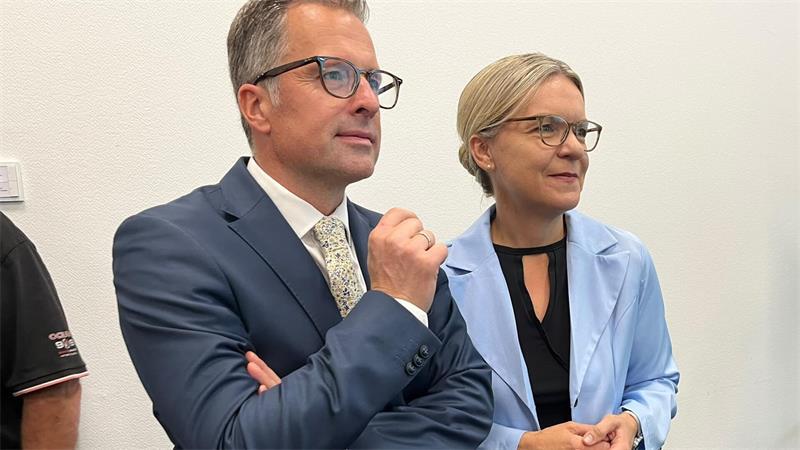 Überwältigender Sieg: Kai Seefried bleibt Stader Landrat Kai Seefried und Ehefrau Julia warten auf das Endergebnis bei der Wahl zum Stader Landrat.