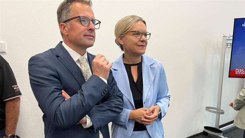Nach der Wiederwahl: Diese fünf Aufgaben haben für den Landrat Priorität Kai Seefried und Ehefrau Julia warten auf das Endergebnis bei der Wahl zum Stader Landrat.