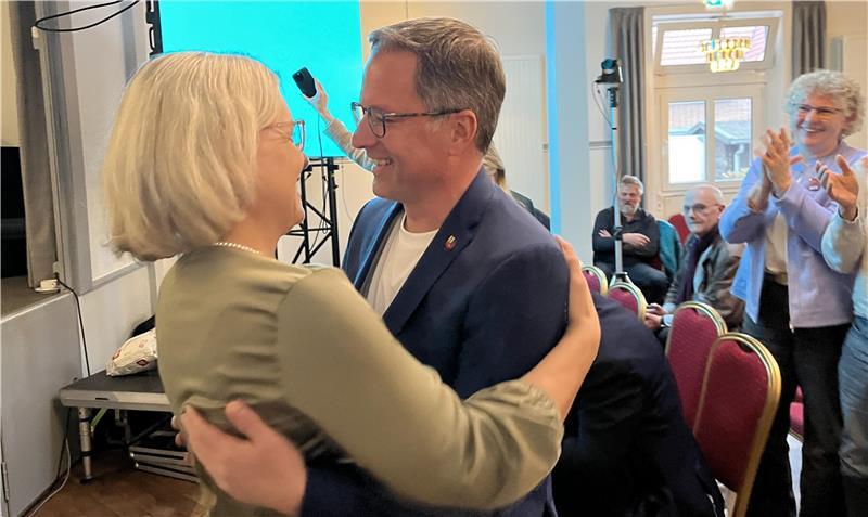 Landkreis Stade: Grüne verzichten auf eigene Landratskandidatur Kai Seefried wurde beim Kreisparteitag mit 100 Prozent der Stimmen nominiert. Hier gratuliert seine Frau Julia Seefried.