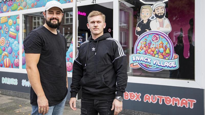 Kai Weers und Jennis Kretschmann betreiben den Snack Village Automaten-Kiosk in Bremerhaven.