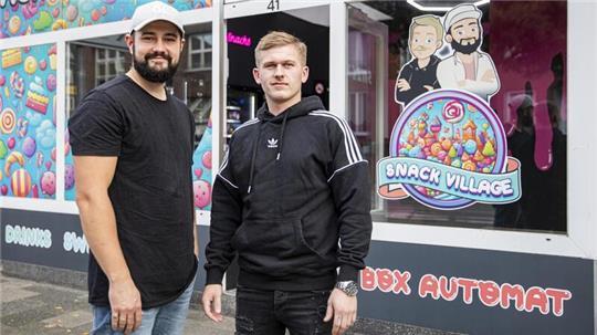 Kai Weers und Jennis Kretschmann betreiben den Snack Village Automaten-Kiosk in Bremerhaven.
