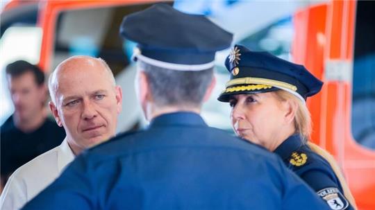 Kai Wegner (CDU), Regierender Bürgermeister von Berlin, und Barbara Slowik, Polizeipräsidentin in Berlin, bei einem Besuch der Feuerwehrwache in der Wilmsstraße im Stadtteil Kreuzberg.