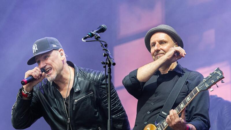 Kai Wingenfelder (l), Sänger, und Thorsten Wingenfelder, Gitarrist, bei einem Auftritt.