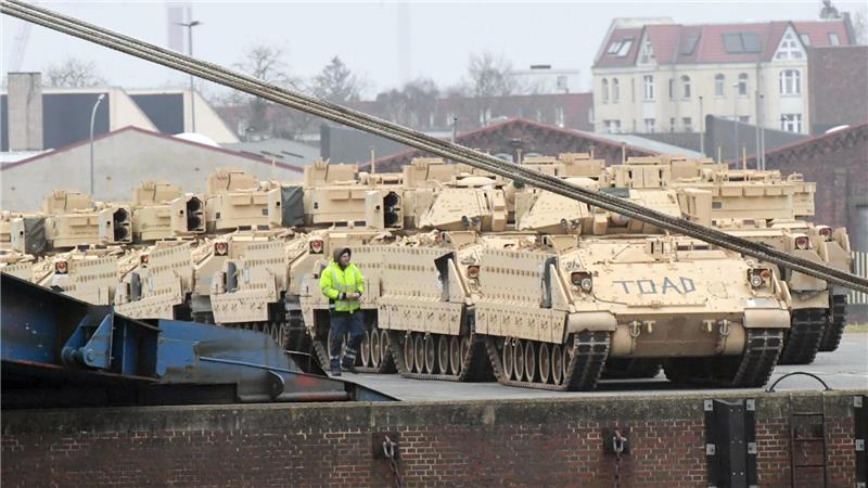 Nächste US-Panzerlieferung erreicht Bremerhaven Kaiserhafen von Bremerhaven: Wieder gelangen Panzer und andere Militärfahrzeuge aus den USA per Seeweg über Bremerhaven nach Europa. Foto: Wolfhard Scheer