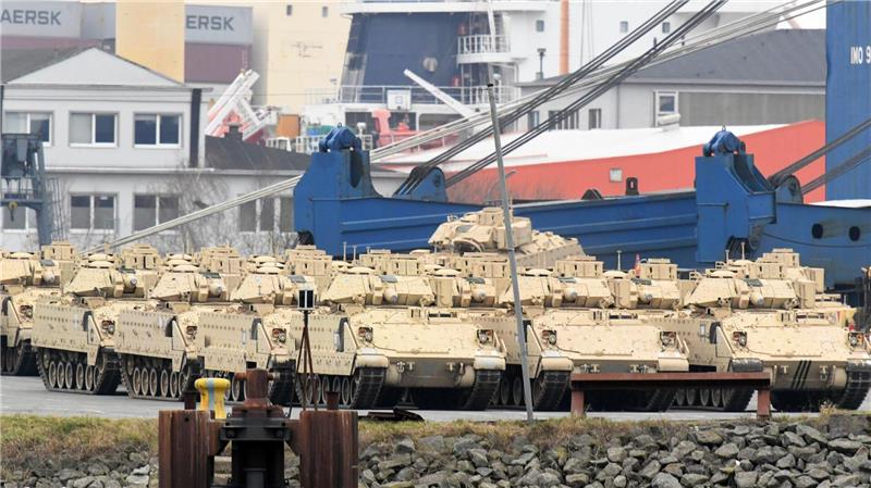 Nächste US-Panzerlieferung erreicht Bremerhaven Kaiserhafen von Bremerhaven: Wieder gelangen Panzer und andere Militärfahrzeuge aus den USA per Seeweg über Bremerhaven nach Europa. Foto: Wolfhard Scheer
