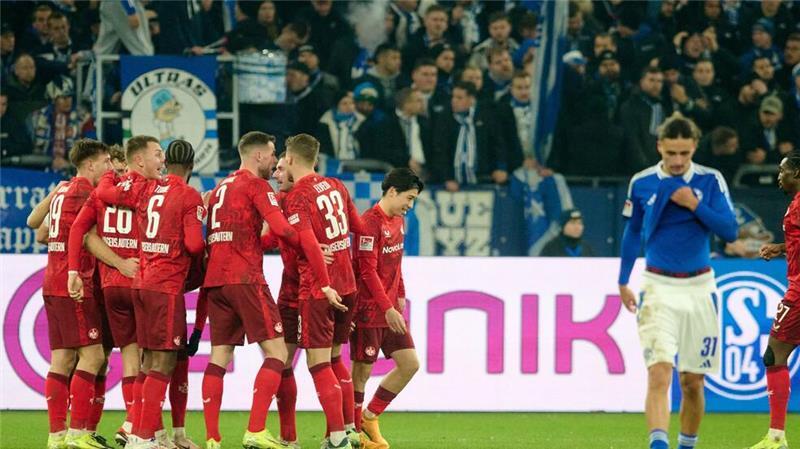 Kaiserslautern jubelt, Schalke ist enttäuscht.