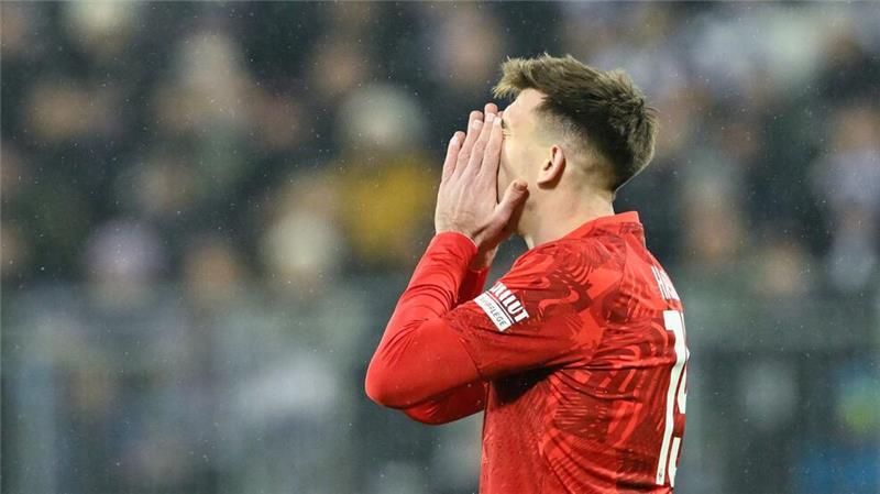 Kaiserslauterns Daniel Hanslik ärgert sich über die Niederlage in Darmstadt.